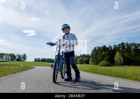 Familie, Eltern mit Kindern, Fahrrad fahren in der Natur, Frühling. Gute gemeinsame Familienzeit Stockfoto