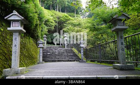 Golden Torii am Akiba-Schrein – spirituelles Tor im Herbstlicht Stockfoto
