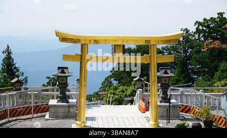 Golden Torii am Akiba-Schrein – spirituelles Tor im Herbstlicht Stockfoto