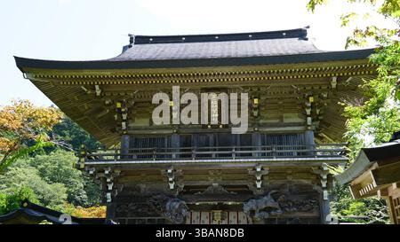 Golden Torii am Akiba-Schrein – spirituelles Tor im Herbstlicht Stockfoto