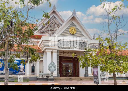 SIEM REAP, KAMBODSCHA - 11. JANUAR 2023: Außenansicht des Angkor Panorama Museums in Siem Reap, Kambodscha Stockfoto
