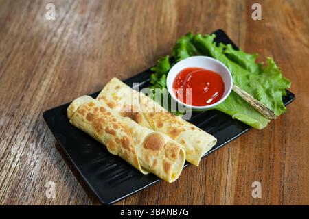 Köstlicher Kebab mit Sauce Stockfoto
