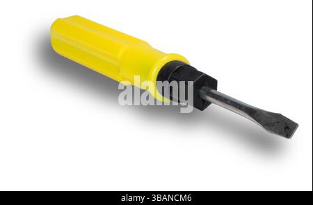 Hellgelber Griff an einem Schraubendreher mit flachem Kopf und Schatten darunter mit weißem Hintergrund. Stockfoto