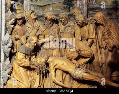 Santiago de Compostela, Galicien, Spanien. Kathedrale von Santiago. Mondragón Kapelle oder Kapelle der Frömmigkeit. Terrakotta-Skulpturenrelief mit der Darstellung der Klage über den Tod Christi, von Miguel Perrin (1498–1552) im Jahr 1526. Details. Stockfoto