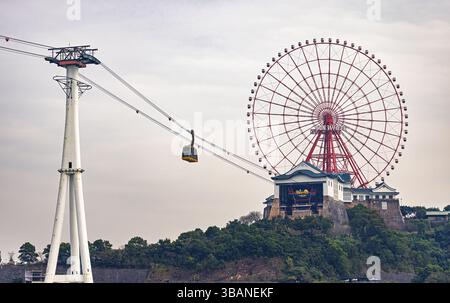 HALONG BAY, VIETNAM - 1. JANUAR 2023: Ha Long Sun Wheel und Cable Car über Ha Long Bay in Vietnam Stockfoto