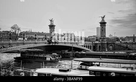 Klassisches Schwarzweiß-Foto der Brückenarchitektur. Paris Frankreich 04.01.2025 Stockfoto