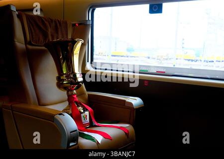 Roma, Italien. Mai 2025. Die Trophäe während der Zugfahrt am Tag vor dem Finale des italienischen Pokals zwischen Mailand und Bologna im Olympiastadion in Rom, Italien. Dienstag, 13. Mai 2025. Sport Soccer (Foto: Spada/LaPresse) Credit: LaPresse/Alamy Live News Stockfoto