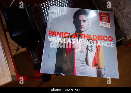 Lviv, Ukraine - 13. Mai 2025: Panic at the Disco Viva Las Vengeance Album Cover auf Schallplatte gezeigt. Stockfoto