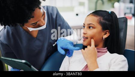 Gesundheit, Kind und Zahnarzt mit Tablette für Beratung, Zahnerziehung und Information in der Klinik. Diskussion, Mädchen Patientin und Kieferorthopädie mit Stockfoto