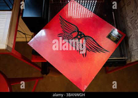 Lemberg, Ukraine - 13. Mai 2025: Eine Schallplatte von Aerosmith Greatest Hits mit ikonischem Logo und leuchtendem Farbdesign. Stockfoto