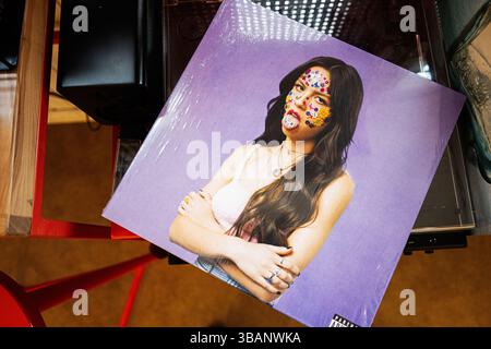 Lviv, Ukraine - 13. Mai 2025: Violettes Vinyl-Cover Olivia Rodrigo für Pop-Rock-Vinyl-Album, das 2021 mit künstlerischen Details veröffentlicht wurde. Stockfoto