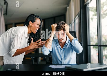 Kollegen streiten sich am Arbeitsplatz, Führungskräfte sind sich nicht einig über Papiere, fanden Vertragsfehler Stockfoto
