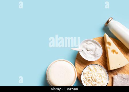 Frische Milchprodukte. Milch, Käse, Hütte, Sauerrahm, griechischer Joghurt auf blauem Hintergrund, Draufsicht, Kopierraum. Bio-Essen, jüdischer Shavuot-Urlaub Stockfoto