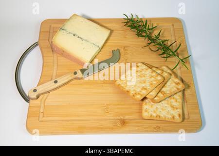 Käse und Cracker auf Holzbrett Stockfoto
