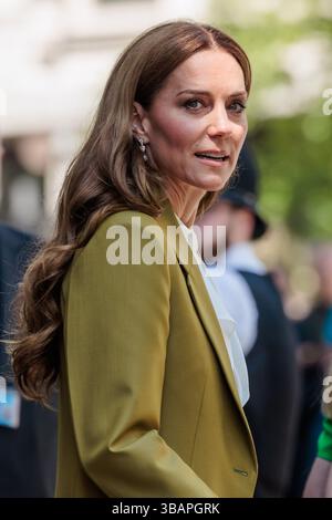 180 Studios, London, Großbritannien. Mai 2025. Die Prinzessin von Wales nimmt an einer vom British Fashion Council (BFC) veranstalteten Veranstaltung in den 180 Studios Teil, wo ihre Royal Highness den Queen Elizabeth II Award für British Design verlieh. Die Veranstaltung feierte die Wirkung junger britischer Kreativen und der blühenden Modebranche Großbritanniens sowie anerkannter Designer, die bei nachhaltigen Praktiken führend sind und einen positiven Einfluss auf die Umwelt haben. Quelle: Amanda Rose/Alamy Live News Stockfoto