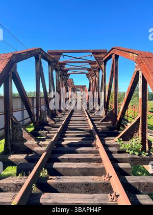 Alte deutsche Eisenbahnbrücke bei Uraz Stockfoto