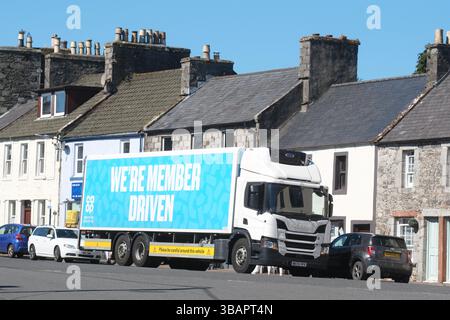 Lieferwagen für den Co-OP-Supermarkt, der im Mai 2025 zum kleinen Co-OP-Geschäft in Wigtown, Schottland, geliefert wird Stockfoto