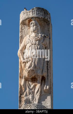 Geschnitzte Statue aus dem Tempel des Domitians in Ephesus, in einer eingelassenen Nische platziert, gekleidet und teilweise in feinen Details erhalten. Stockfoto