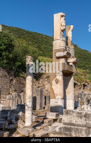 Tempel der Domitianischen Ruinen in Ephesus mit Skulpturensäulen und erhöhtem Sockel, einst Teil einer kaiserlichen Kultstruktur. Stockfoto