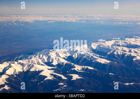 Blick von oben auf die Berge mit schneebedeckten Gipfeln. Stockfoto