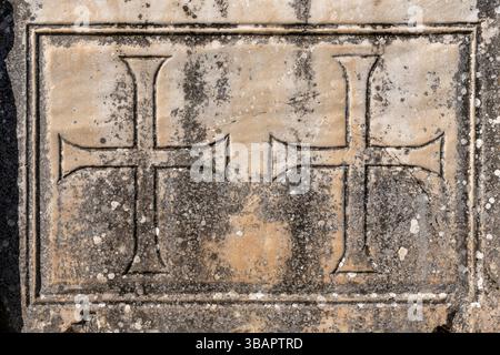 Byzantinische Kreuzschnitzereien an der Marmorwand in Ephesus, Überreste späterer christlicher Zeiten lagen auf römischen Bausteinen. Stockfoto