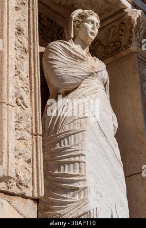 Statue einer edlen Frau in Ephesus' Celsus Library, die römische Kleidung und geschnitzte Falten zeigt, die skulpturale Meisterschaft hervorheben. Stockfoto