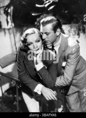 Die Filmstars Marlene Dietrich und Gary Cooper in dem Film Desire von Robert Richee Eugene (Paramount, 1936). Hochformat Stockfoto