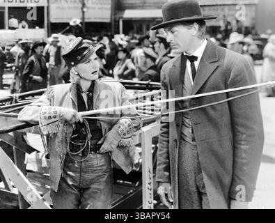 Gary Cooper und Jean Arthur in Cecil B DeMille's The Plainsman  (Paramount, 1936) Stockfoto