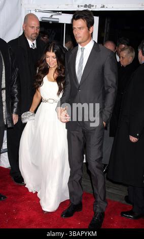 Stacy Ferguson aka Fergie und Josh Duhamel bei der Premiere von Nine in New York City am 15. Dezember 2009 Stockfoto