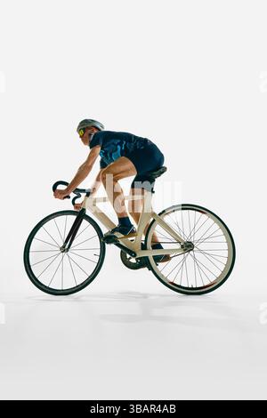 Seitenansicht niedriger Winkel Bild von Mann, Profi-Radfahrer in Vollausrüstung, Fahrrad, Training isoliert auf weißem Hintergrund. Stockfoto