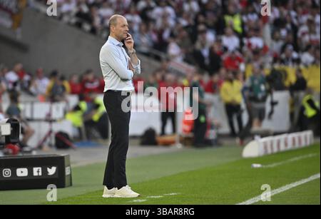 Coach Jess Thorup FC Augsburg FCA an der Seitenlinie nachdenkliche Geste MHPArena, MHP Arena Stuttgart, Baden-Württemberg, Deutschland, Europa Stockfoto