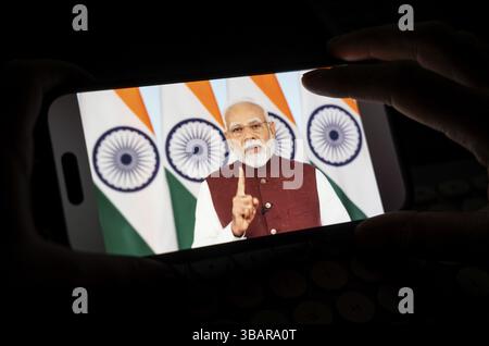 Am 12. Mai 2025 beobachtet eine Person auf einem Handy die Adresse von Premierminister Narendra Modi an die Nation nach der Operation Sindoor in Guwahati, Indien Stockfoto