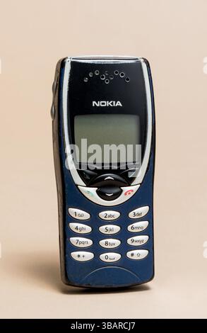 Pavia, Lombardei, Italien - 23. November 2024: Nokia 8210 Mobiltelefon von 1999 im MUSDI Museum. Es wog 79 g und hatte eine Batterielaufzeit (in Kallin Stockfoto