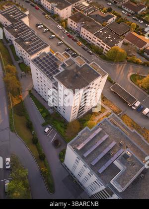 Blick aus der Vogelperspektive auf Wohngebäude mit geparkten Autos und Straßen bei Sonnenuntergang, urbane Atmosphäre, Nagold, Bezirk Calw, Deutschland, Europa Stockfoto