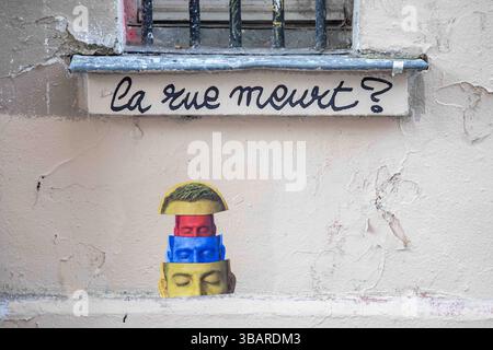 La Rue meurt? Montmartre Streetart-Weizenpastenausschnitt und Schrift auf einer Fensterbank in der Passage de Abbesses im 18. Arrondissement von Paris, Frankreich. Stockfoto
