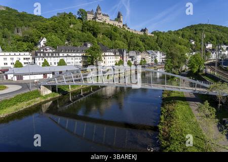 Altena, an der Lenne, oberhalb der Burg Altena, mit der weltweit ersten Jugendherberge, dem Maerkischen Kreis, einer kleinen Stadt im Sauerland, Rad- und Fußgängerzone Stockfoto