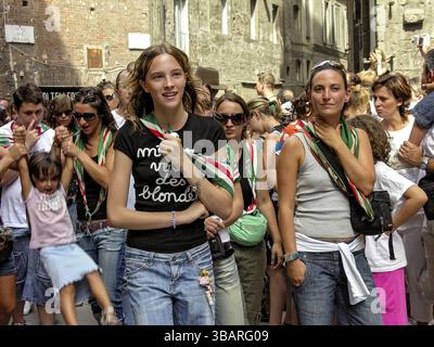 IL Palio di Siena, historisches Pferderennen, Mädchen, Fans der Contrada dell Oca, Gänse, Parade durch die Gassen, Passegiata storica, historisches Zentrum Stockfoto