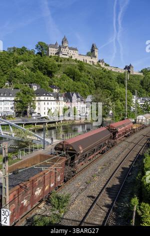 Güterzug der Deutschen Bahn, hier in Altena, an der Lenne, oberhalb der Burg Altena, mit der weltweit ersten Jugendherberge, dem Maerkischen Kreis, einer kleinen Stadt Stockfoto