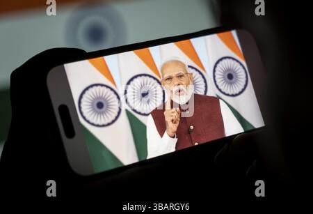 Am 12. Mai 2025 beobachtet eine Person auf einem Handy die Adresse von Premierminister Narendra Modi an die Nation nach der Operation Sindoor in Guwahati, Indien Stockfoto