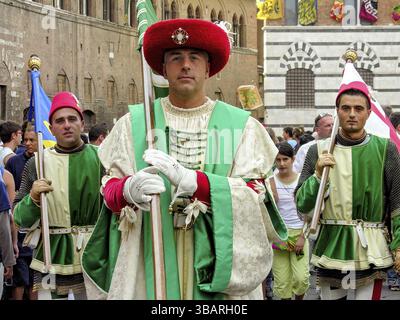 IL Palio di Siena, historisches Pferderennen, Fahnenträger der Contrada dell Oca, Gans, Parade in Kostümen durch die Gassen, Passegiata storica, hist Stockfoto