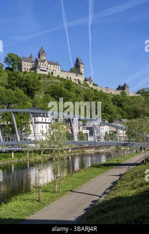 Altena, an der Lenne, oberhalb der Burg Altena, mit der weltweit ersten Jugendherberge, dem Maerkischen Kreis, einer kleinen Stadt im Sauerland, Rad- und Fußgängerzone Stockfoto