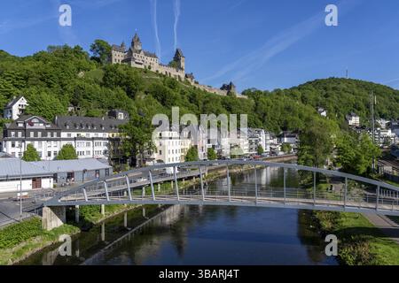 Altena, an der Lenne, oberhalb der Burg Altena, mit der weltweit ersten Jugendherberge, dem Maerkischen Kreis, einer kleinen Stadt im Sauerland, Rad- und Fußgängerzone Stockfoto