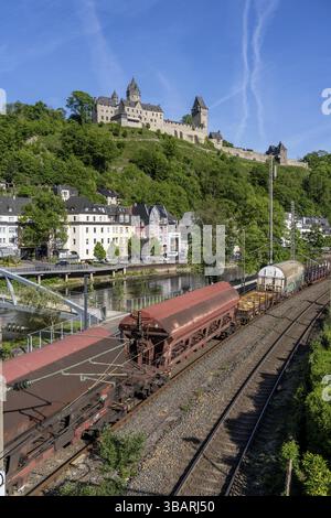 Güterzug der Deutschen Bahn, hier in Altena, an der Lenne, oberhalb der Burg Altena, mit der weltweit ersten Jugendherberge, dem Maerkischen Kreis, einer kleinen Stadt Stockfoto