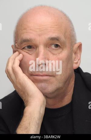 Martin Campbell auf einer Pressekonferenz zum Film „Edge of Darkness“ in Los Angeles am 14. Januar 2010 Stockfoto