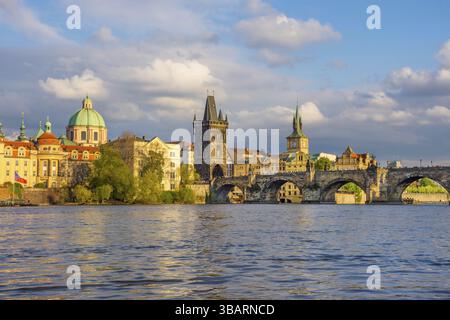 Karlsbrücke (Karluv Most) auf der Moldau und Brückenturm der Altstadt, berühmtes Touristenziel in Prag, Tschechien (Tschechien), bei Sonnenuntergang Stockfoto