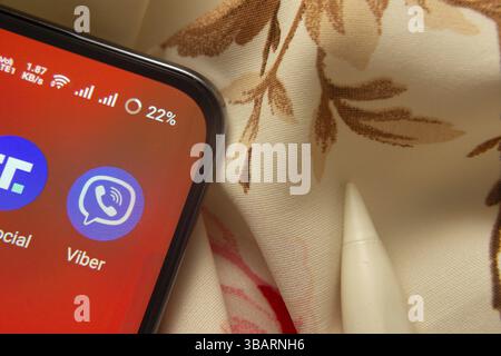 Dhaka, Bangladesch, 07. Mai 2025: Das Symbol der Viber-App wird auf dem Smartphone angezeigt Stockfoto
