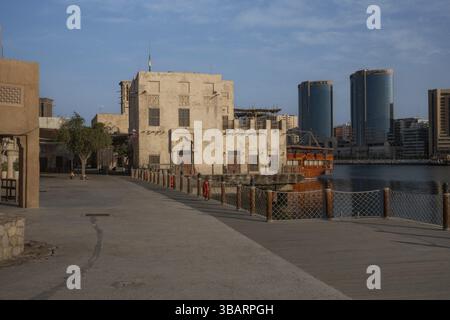 Al Seef historische Gegend im frühen Morgenlicht, Dubai Creek, Dubai, Vereinigte Arabische Emirate, Asien Stockfoto