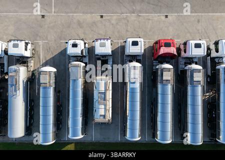 Fuhrpark mit Tankanhängern. Luftaufnahme. Stockfoto