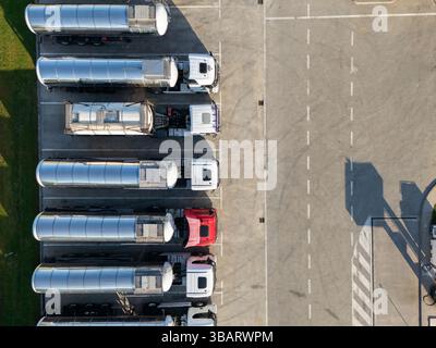 Fuhrpark mit Tankanhängern. Luftaufnahme. Stockfoto