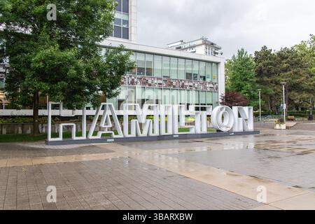 Hamilton, ON, KANADA - 6. August 2024: Schild mit der Innenstadt von Hamilton, an einem regnerischen Tag in der Nähe des Rathauses und der Bürogebäude. Stockfoto